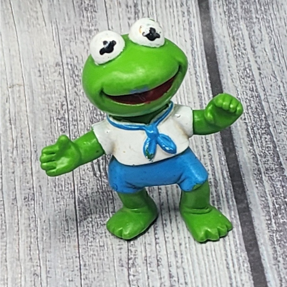 Vintage Ha! 1983 Muppets Kermit the Frog White Shirt Blue Shorts 2.5” Plastic - Picture 1 of 3